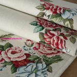 Gobelin terítő zsenília fonalból piros és kék virágokkal Natúr 100x100 cm +/-5%